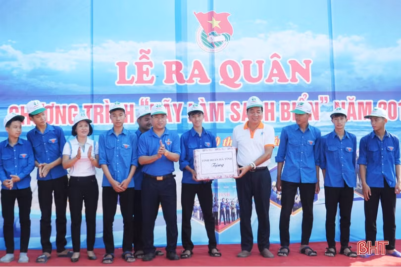 Gần 1.000 cán bộ, chiến sỹ, ĐVTN Hà Tĩnh tham gia làm sạch biển