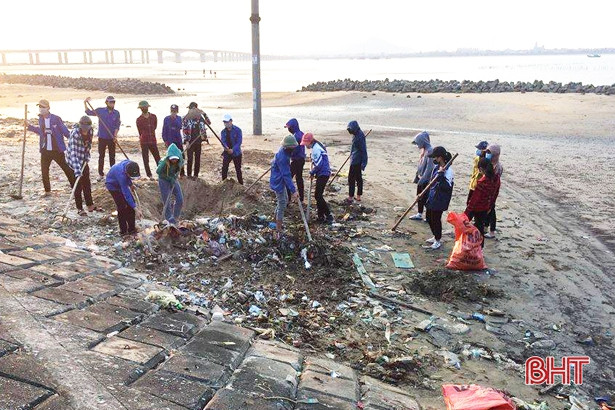 Gần 5.000 ĐVTN Hà Tĩnh hưởng ứng chiến dịch “Hãy làm sạch biển”