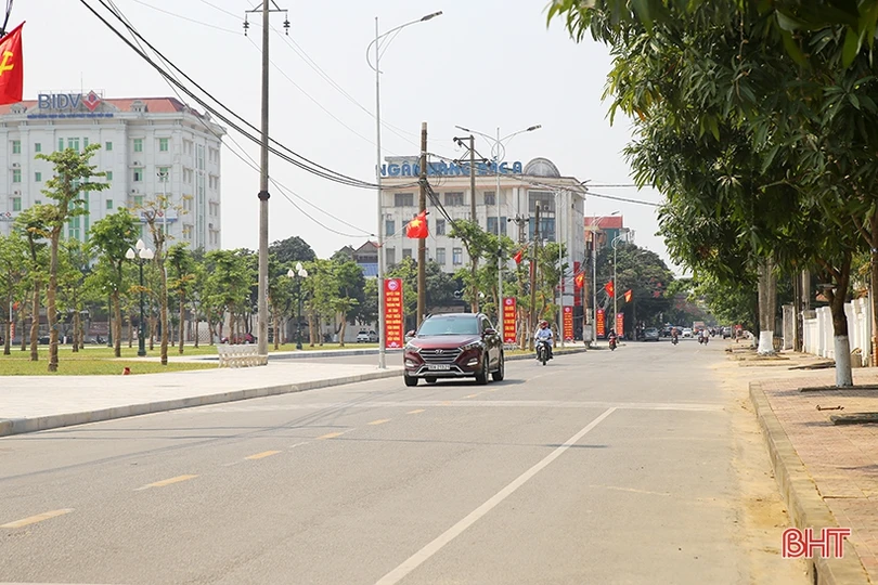 Phó Thủ tướng Vương Đình Huệ cắt băng khánh thành Quảng trường TP Hà Tĩnh