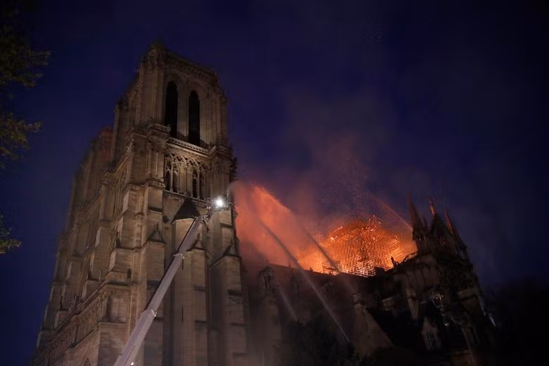Lính cứu hỏa Pháp chạy đua với thời gian cứu Nhà thờ Đức Bà Paris bốc cháy
