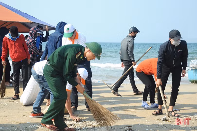Gần 1.000 cán bộ, chiến sỹ, ĐVTN Hà Tĩnh tham gia làm sạch biển