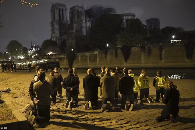 Hình ảnh Nhà thờ Đức Bà Paris sau vụ cháy kinh hoàng