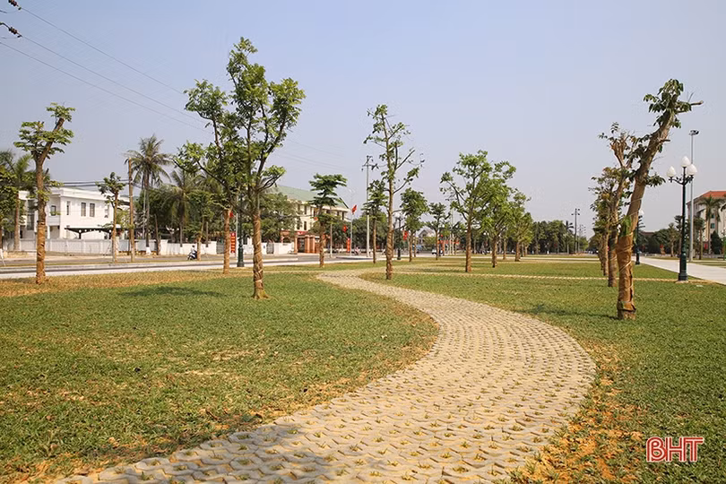 Phó Thủ tướng Vương Đình Huệ cắt băng khánh thành Quảng trường TP Hà Tĩnh