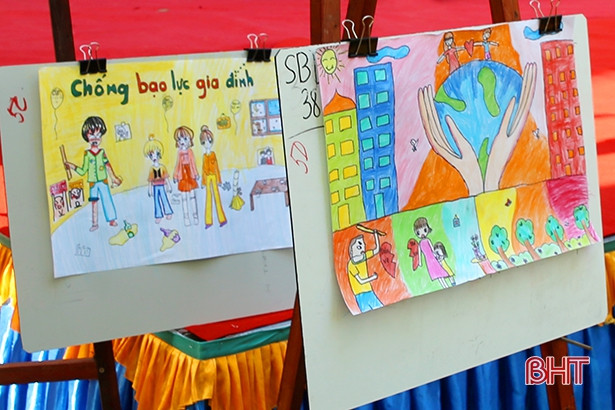 Gần 1.000 học sinh tiểu học vui hội Thiếu nhi tìm hiểu Luật Trẻ em”