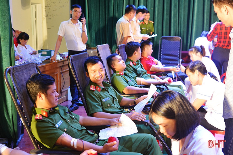 Cán bộ TX Hồng Lĩnh tham gia hiến 221 đơn vị máu tình nguyện