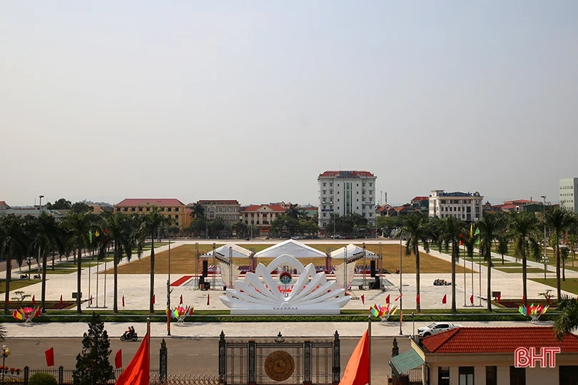 Phó Thủ tướng Vương Đình Huệ cắt băng khánh thành Quảng trường TP Hà Tĩnh