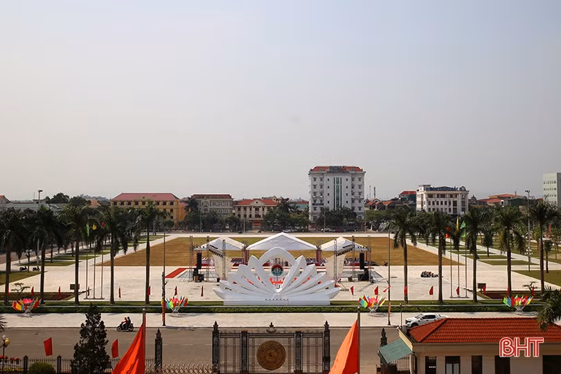 Phó Thủ tướng Vương Đình Huệ cắt băng khánh thành Quảng trường TP Hà Tĩnh