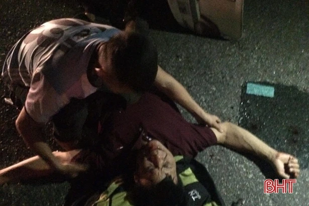 Xe đầu kéo đâm xe Hyundai, nhiều người thoát chết trong gang tấc