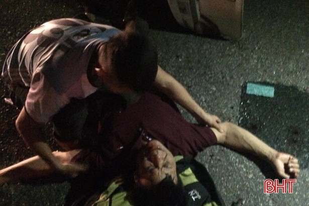 Xe đầu kéo đâm xe Hyundai, nhiều người thoát chết trong gang tấc