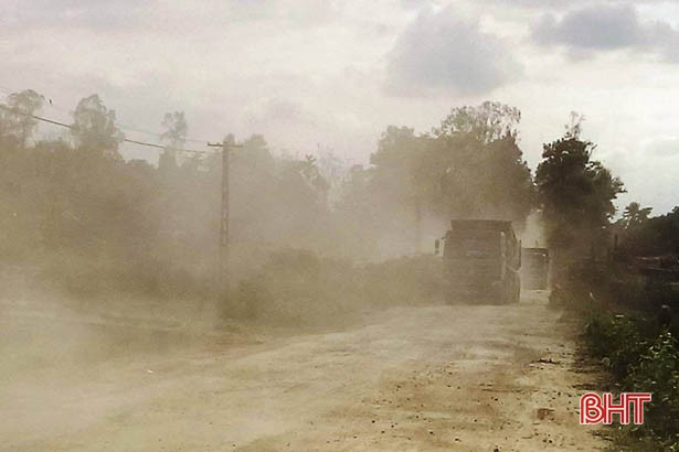 Không chịu được ô nhiễm, dân ra đường chặn xe chở vật liệu