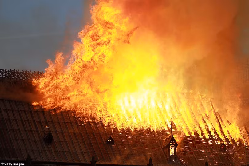 Toàn cảnh Nhà thờ Đức Bà Paris 850 tuổi chìm trong biển lửa