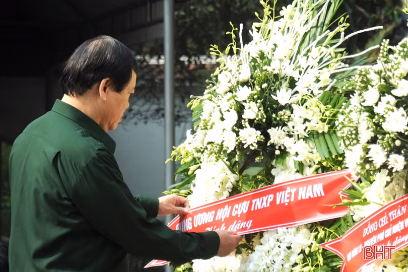 Dâng hương tưởng nhớ, tri ân các anh hùng liệt sỹ tại Ngã ba Đồng Lộc