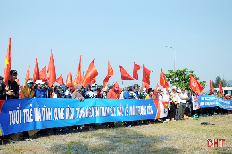 Gần 1.000 cán bộ, chiến sỹ, ĐVTN Hà Tĩnh tham gia làm sạch biển