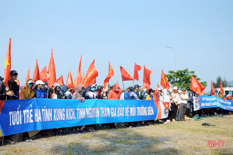 Gần 1.000 cán bộ, chiến sỹ, ĐVTN Hà Tĩnh tham gia làm sạch biển