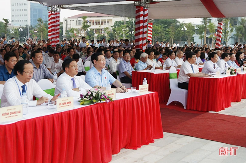 Phó Thủ tướng Vương Đình Huệ cắt băng khánh thành Quảng trường TP Hà Tĩnh