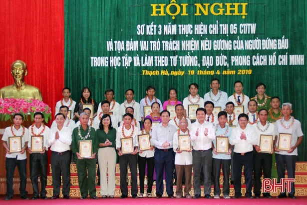 Nhân rộng điển hình tiên tiến học tập và làm theo gương Bác