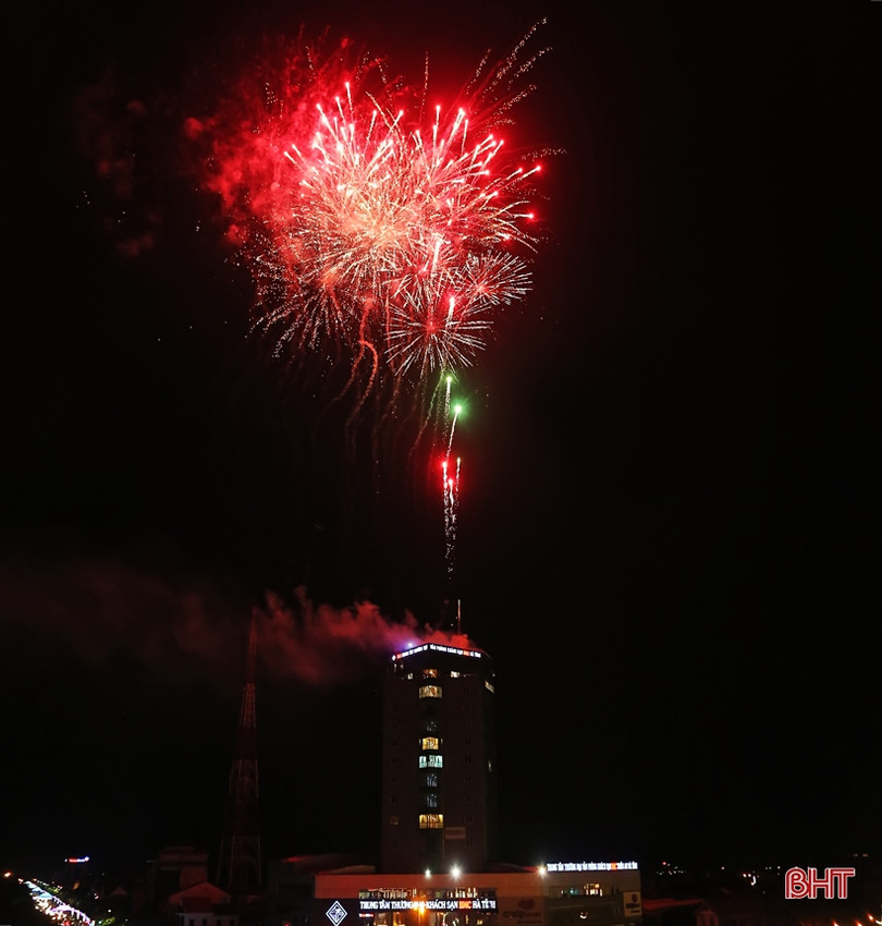 Rực rỡ màn pháo hoa mừng TP Hà Tĩnh được công nhận đô thị loại II