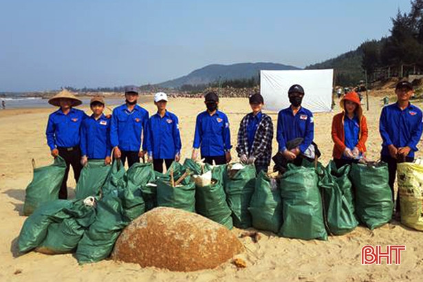Gần 5.000 ĐVTN Hà Tĩnh hưởng ứng chiến dịch “Hãy làm sạch biển”