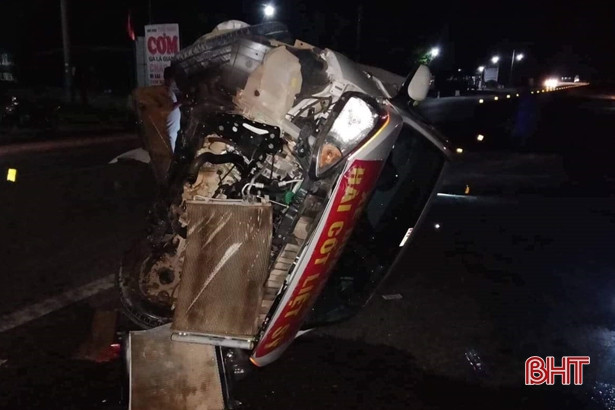 Xe đầu kéo đâm xe Hyundai, nhiều người thoát chết trong gang tấc