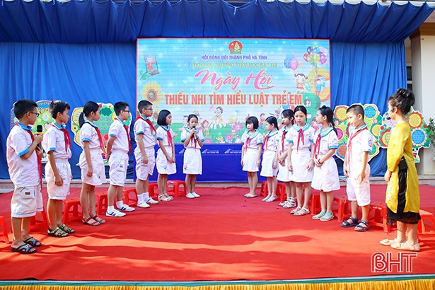 Gần 1.000 học sinh tiểu học vui hội Thiếu nhi tìm hiểu Luật Trẻ em”