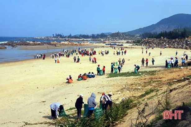 Gần 5.000 ĐVTN Hà Tĩnh hưởng ứng chiến dịch “Hãy làm sạch biển”