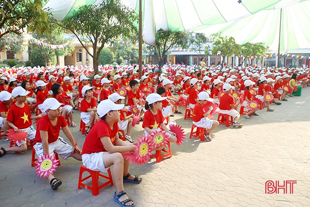 Gần 1.000 học sinh tiểu học vui hội Thiếu nhi tìm hiểu Luật Trẻ em”