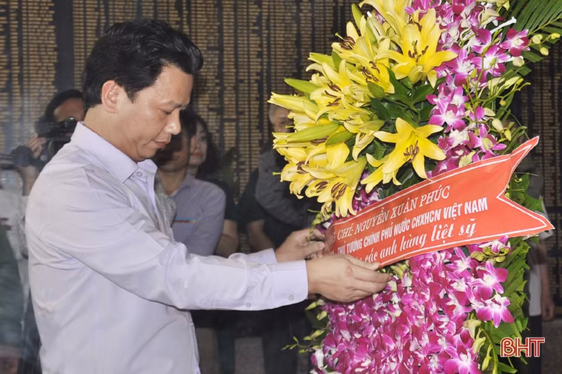 Dâng hương tưởng nhớ, tri ân các anh hùng liệt sỹ tại Ngã ba Đồng Lộc