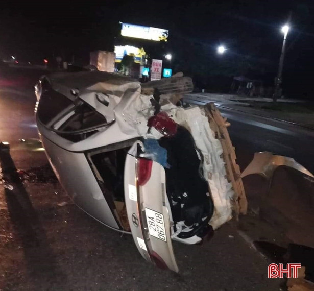 Xe đầu kéo đâm xe Hyundai, nhiều người thoát chết trong gang tấc