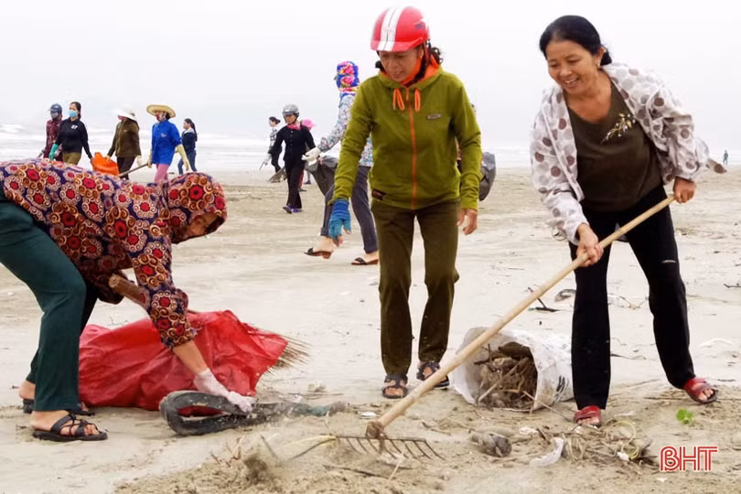 Quân dân Hà Tĩnh ra quân làm sạch biển đón mùa du lịch mới
