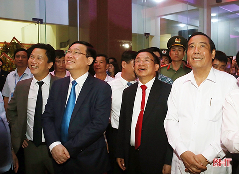 Rực rỡ màn pháo hoa mừng TP Hà Tĩnh được công nhận đô thị loại II