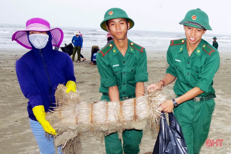 Quân dân Hà Tĩnh ra quân làm sạch biển đón mùa du lịch mới