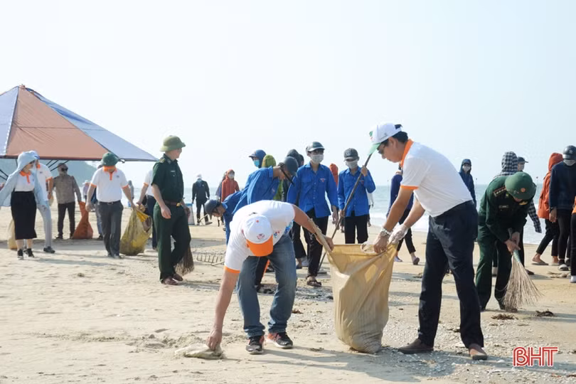 Gần 1.000 cán bộ, chiến sỹ, ĐVTN Hà Tĩnh tham gia làm sạch biển