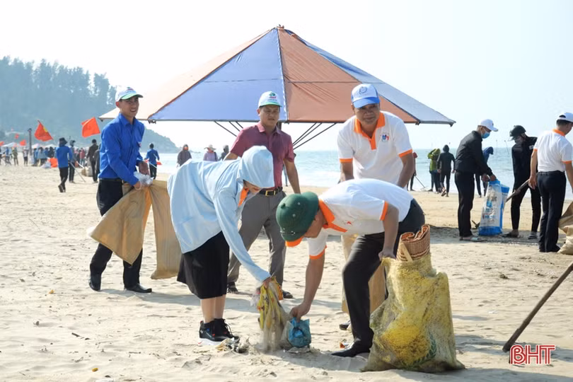 Gần 1.000 cán bộ, chiến sỹ, ĐVTN Hà Tĩnh tham gia làm sạch biển