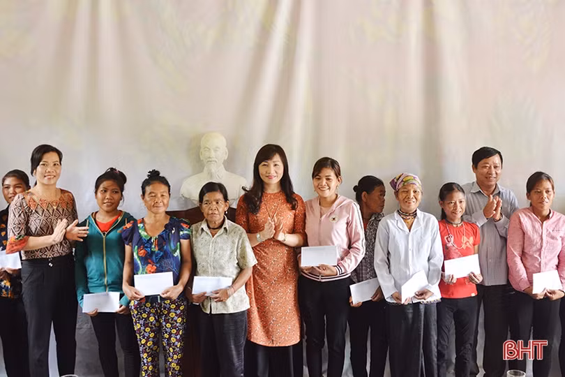 Tặng quà đồng bào dân tộc Chứt nhân Ngày Văn hóa các dân tộc Việt Nam