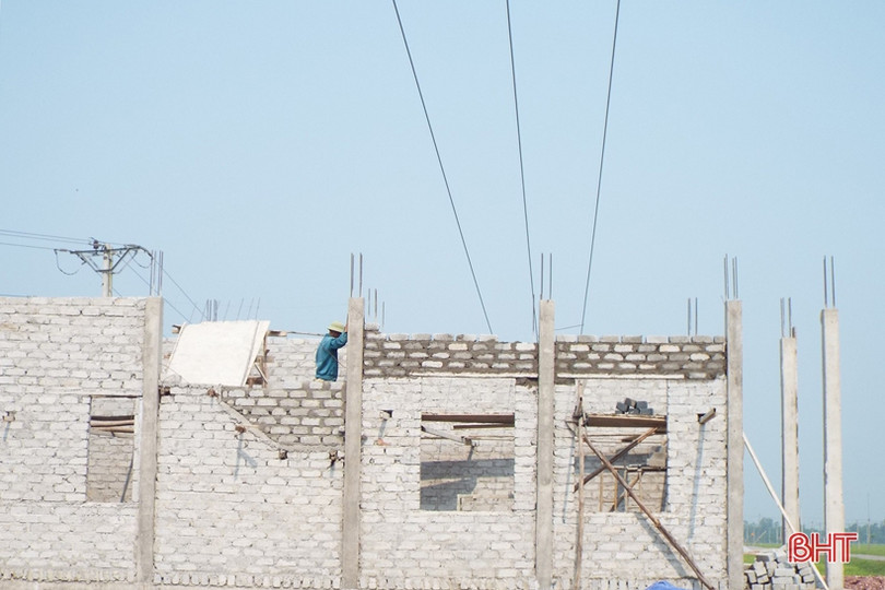 Tháo dỡ đường điện “thừa” ở Can Lộc sau phản ánh của Báo Hà Tĩnh