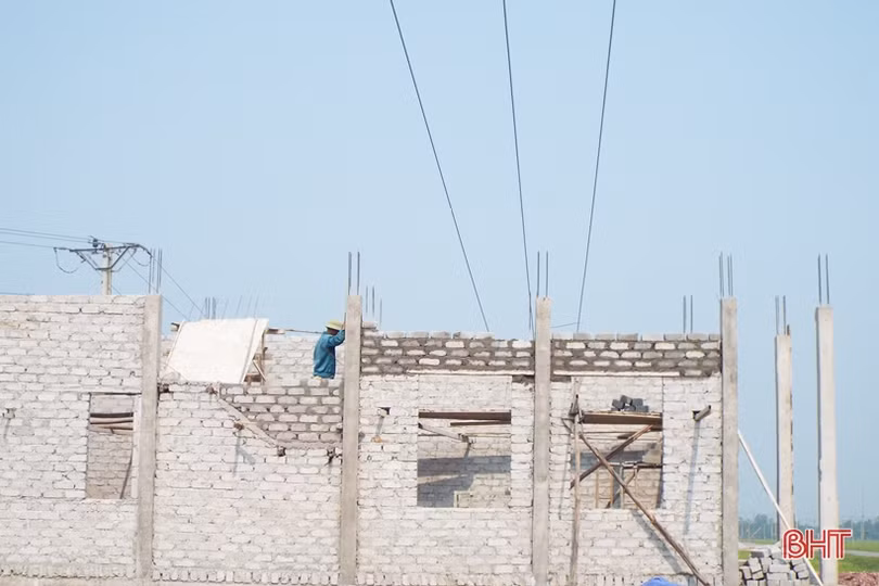 Tháo dỡ đường điện “thừa” ở Can Lộc sau phản ánh của Báo Hà Tĩnh