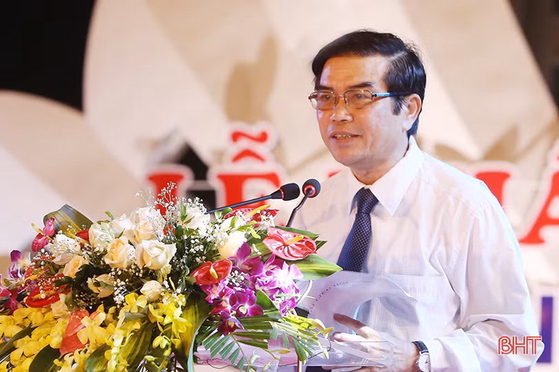 Phó Thủ tướng Vương Đình Huệ cắt băng khánh thành Quảng trường TP Hà Tĩnh