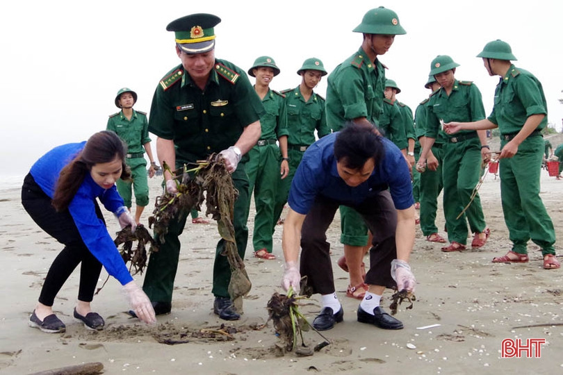 Quân dân Hà Tĩnh ra quân làm sạch biển đón mùa du lịch mới