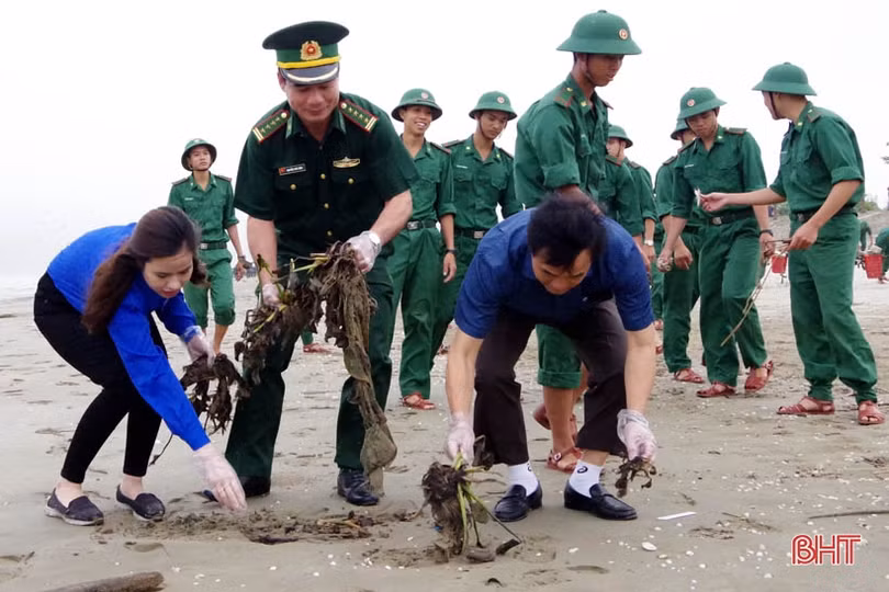 Quân dân Hà Tĩnh ra quân làm sạch biển đón mùa du lịch mới
