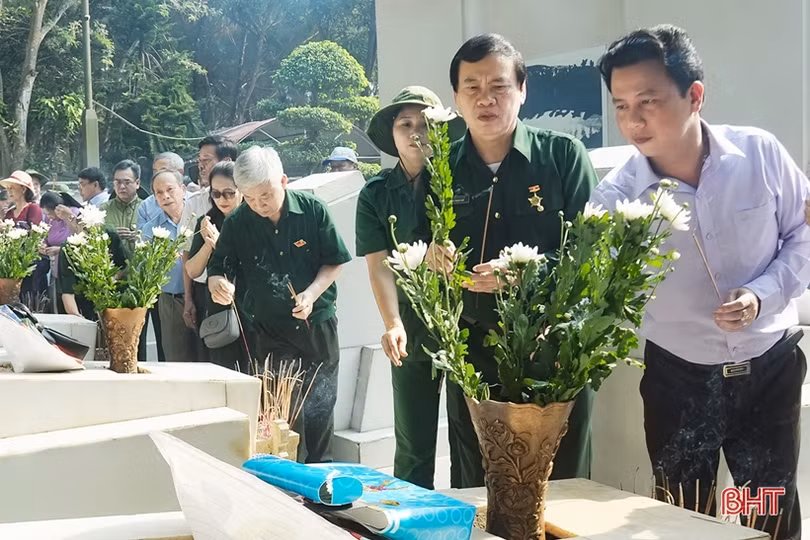 Dâng hương tưởng nhớ, tri ân các anh hùng liệt sỹ tại Ngã ba Đồng Lộc