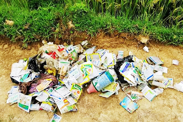 Nông dân Hương Sơn xuống đồng thu gom rác, chống “ô nhiễm trắng”