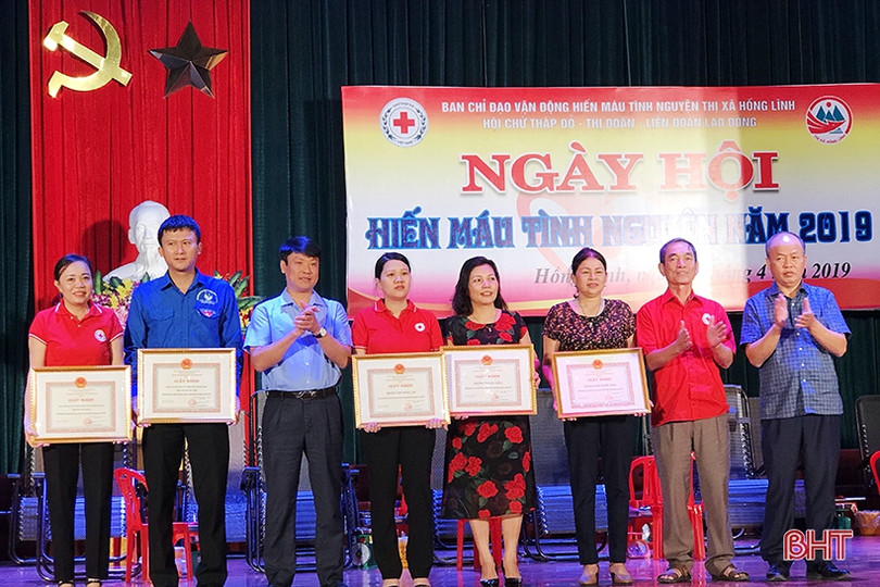 Cán bộ TX Hồng Lĩnh tham gia hiến 221 đơn vị máu tình nguyện