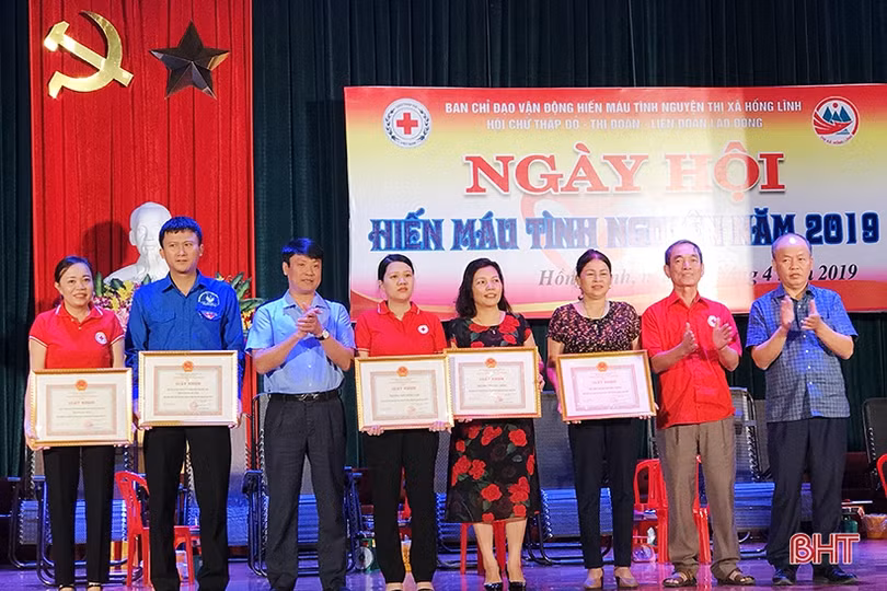 Cán bộ TX Hồng Lĩnh tham gia hiến 221 đơn vị máu tình nguyện