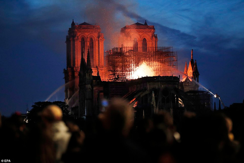 Toàn cảnh Nhà thờ Đức Bà Paris 850 tuổi chìm trong biển lửa