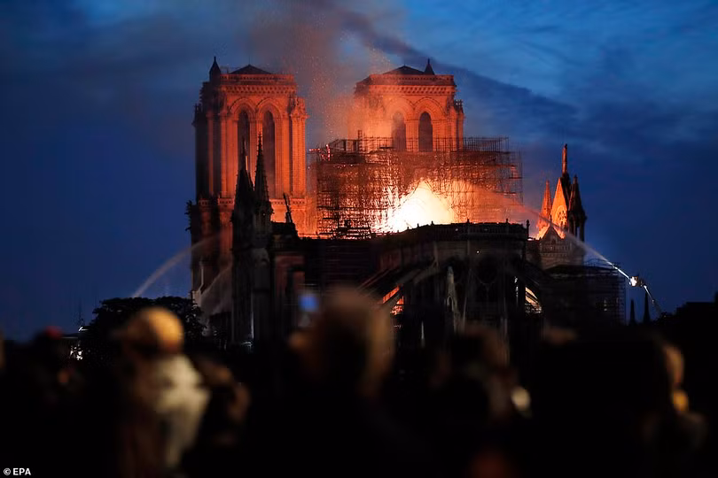 Toàn cảnh Nhà thờ Đức Bà Paris 850 tuổi chìm trong biển lửa