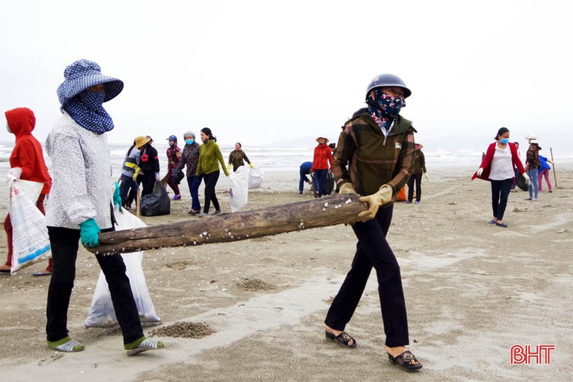 Quân dân Hà Tĩnh ra quân làm sạch biển đón mùa du lịch mới