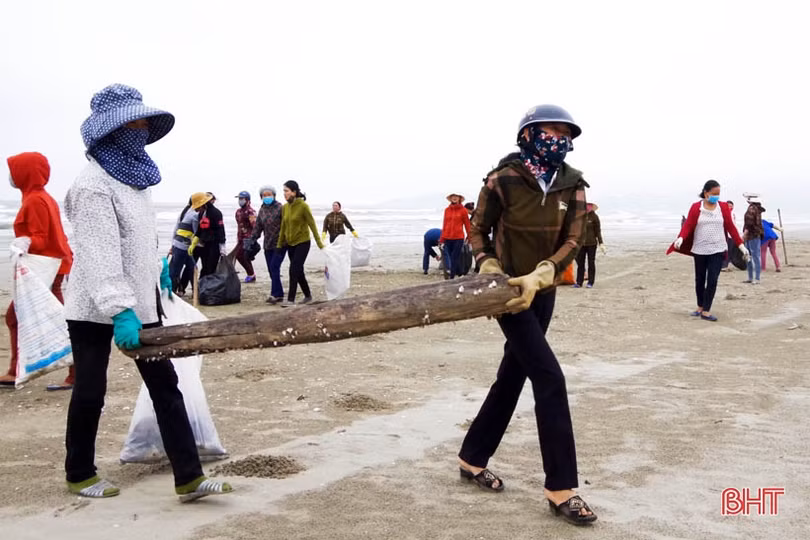 Quân dân Hà Tĩnh ra quân làm sạch biển đón mùa du lịch mới