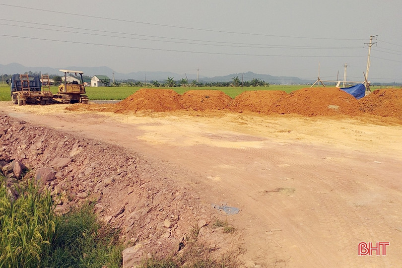 Tháo dỡ đường điện “thừa” ở Can Lộc sau phản ánh của Báo Hà Tĩnh