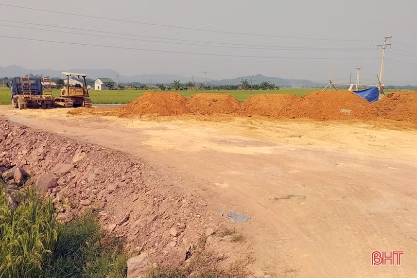 Tháo dỡ đường điện “thừa” ở Can Lộc sau phản ánh của Báo Hà Tĩnh