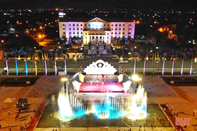 Phó Thủ tướng Vương Đình Huệ cắt băng khánh thành Quảng trường TP Hà Tĩnh